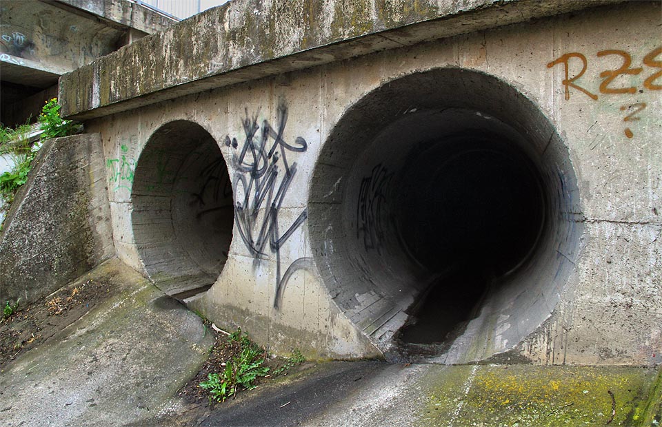 Račte vstoupit. Od ústí vedou roury E06 a E06a téměř tři kilometry daleko pod povrchem Brna. Račte vstoupit. Od ústí vedou roury E06 a E06a téměř tři kilometry daleko pod povrchem Brna.