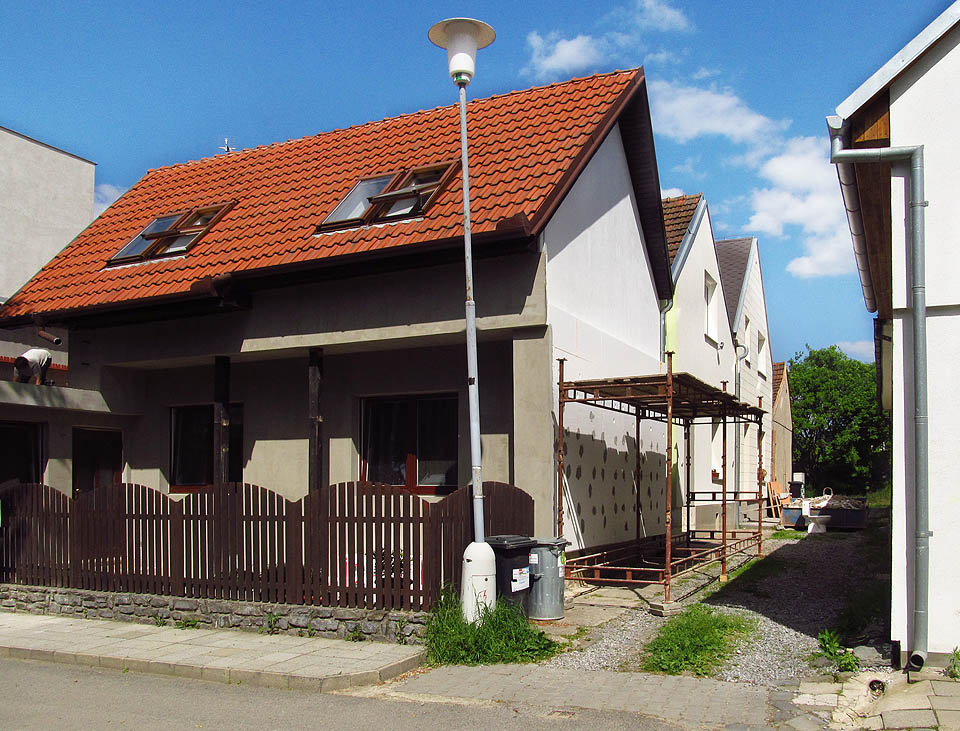 Jeden z několika průchodů, které jako příčky žebříku spojují obě uličky. Některými projede auto, jinými se sotva protáhne člověk. Jeden z několika průchodů, které jako příčky žebříku spojují obě uličky. Některými projede auto, jinými se sotva protáhne člověk.