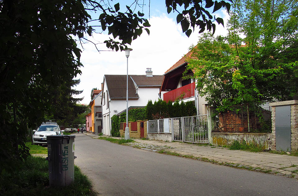 Domky v nejsevernější části nábřeží na úrodné půdě říční náplavky za desetiletí od vzniku kolonie pěkně narostly do výšky i šířky. Domky v nejsevernější části nábřeží na úrodné půdě říční náplavky za desetiletí od vzniku kolonie pěkně narostly do výšky i šířky.