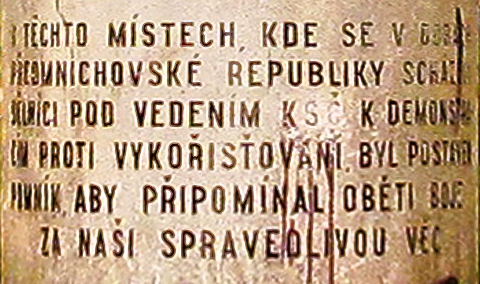 Dokud byl ještě pomník v centru zájmu politicky orientovaných osob, byl často poškozován. Dnešní osádka parku však o zkratku KSČ nejeví pražádný zájem a věnuje se raději vínu z krabice. Dokud byl ještě pomník v centru zájmu politicky orientovaných osob, byl často poškozován. Dnešní osádka parku však o zkratku KSČ nejeví pražádný zájem a věnuje se raději vínu z krabice.