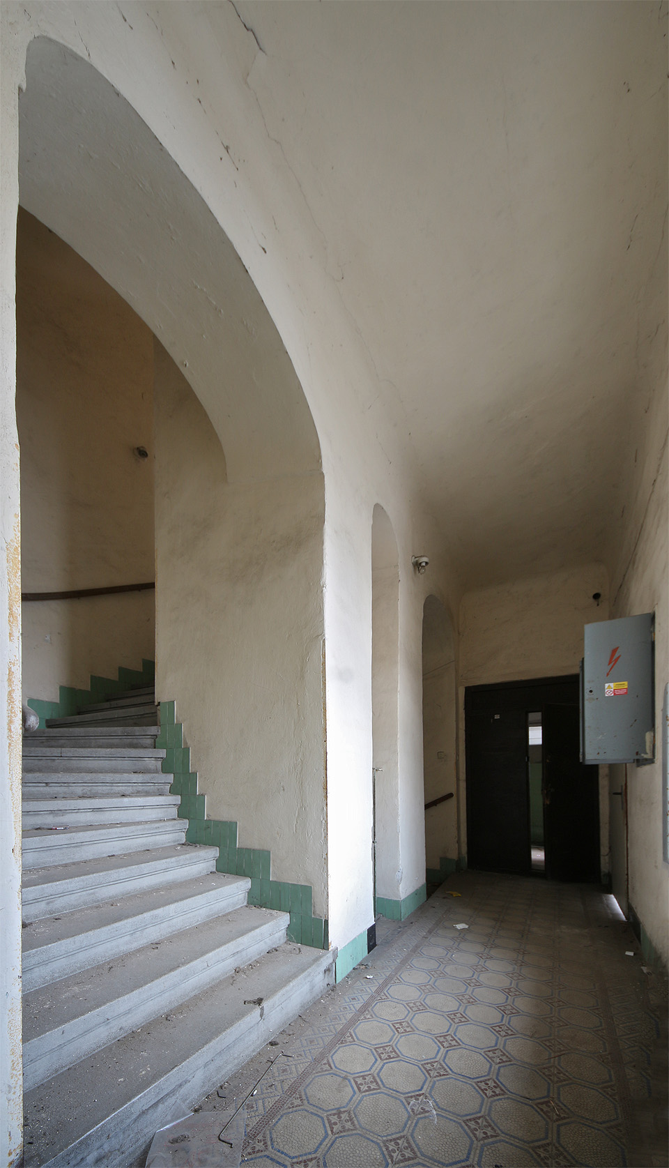 Není nic klasičtějšího v uličkách Horního a Dolního Cejlu, než kamenná schodiště dělnických pavlačáků, kroutící se ve tvaru písmene U jako meandry nedalekého Svitavského náhonu. Není nic klasičtějšího v uličkách Horního a Dolního Cejlu, než kamenná schodiště dělnických pavlačáků, kroutící se ve tvaru písmene U jako meandry nedalekého Svitavského náhonu.