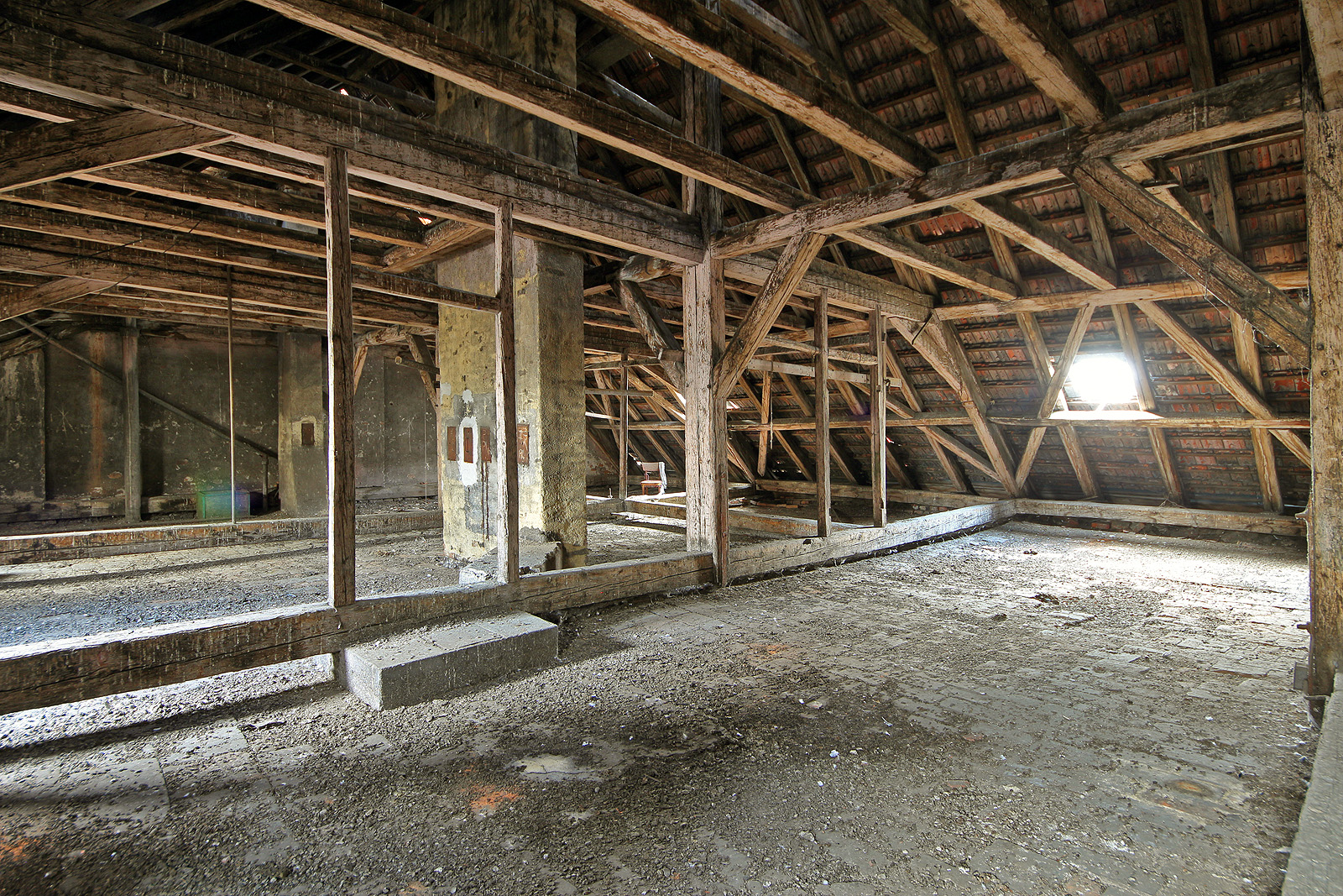 Vrcholové foto. Půda je vyklizená, příslib dalších objevů o historii domu se nenaplnil. Vrcholové foto. Půda je vyklizená, příslib dalších objevů o historii domu se nenaplnil.