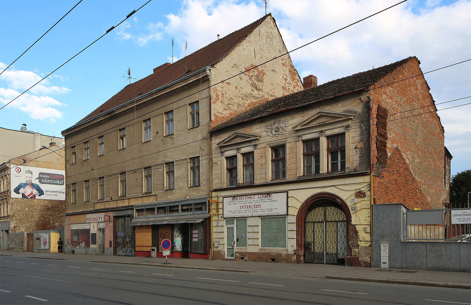 Dvojdomí Cejl 36 a 34, propojené podzemní chodbou, čeká na svůj osud bez nájemníků už několik let (2025). Dvojdomí Cejl 36 a 34, propojené podzemní chodbou, čeká na svůj osud bez nájemníků už několik let (2025).