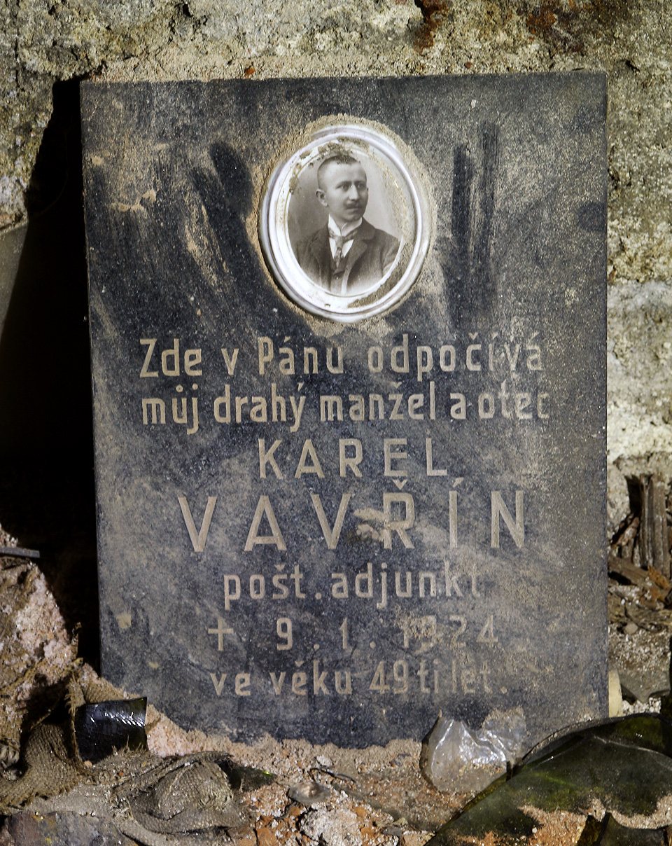 Poštovní adjunkt Karel Vavřín odpočívá ve svém hrobě již přes jedno století. Jak dlouho odpočívá jeho náhrobek ve sklepě domu, nevíme. Co nás ale zaujalo, je fakt, že byl něčí drahý manžel a současně otec. Do začátku 20. století se na náhrobcích běžně objevovalo povolání zesnulých, dnes zvyk takřka úplně vymizelý. Poštovní adjunkt Karel Vavřín odpočívá ve svém hrobě již přes jedno století. Jak dlouho odpočívá jeho náhrobek ve sklepě domu, nevíme. Co nás ale zaujalo, je fakt, že byl něčí drahý manžel a současně otec. Do začátku 20. století se na náhrobcích běžně objevovalo povolání zesnulých, dnes zvyk takřka úplně vymizelý.