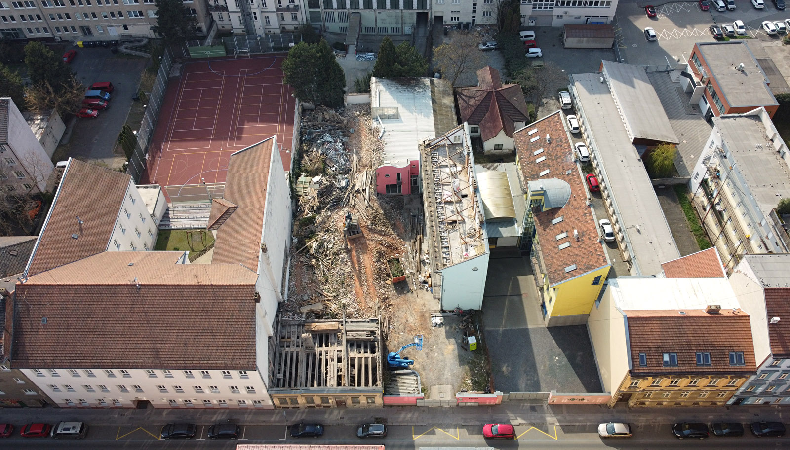 Pohled na demolované domy na adrese Příční 12 a Příční 14 Brno od východu. Vlevo na fotografii je vidět budova nižšího stupně gymnázia na tř. kpt. Jaroše (Příční 16), vpravo pavlačák Příční 10 a bytový dům příční 8. Místo dopadu americké bomby se nachází uprostřed snímku dole za růžovou zdí. Pohled na demolované domy na adrese Příční 12 a Příční 14 Brno od východu. Vlevo na fotografii je vidět budova nižšího stupně gymnázia na tř. kpt. Jaroše (Příční 16), vpravo pavlačák Příční 10 a bytový dům příční 8. Místo dopadu americké bomby se nachází uprostřed snímku dole za růžovou zdí.