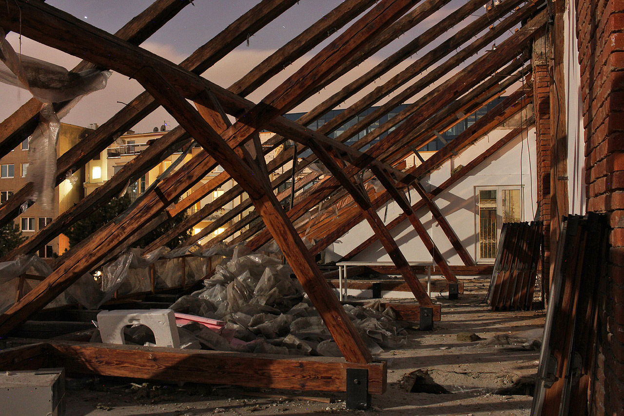 Působivý pohled na krovy v bledém měsíčním světle. Poslední pohledy před demolicí. Působivý pohled na krovy v bledém měsíčním světle. Poslední pohledy před demolicí.