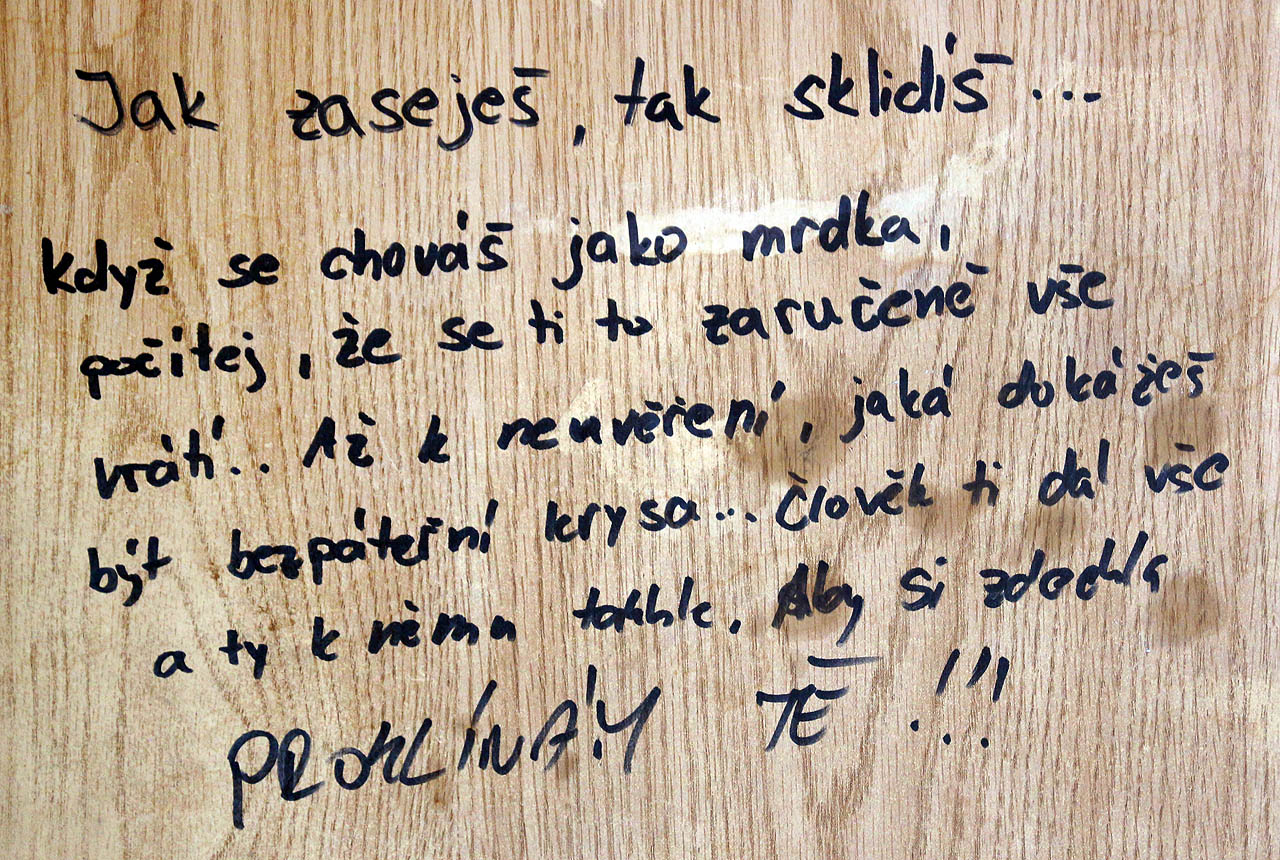 Život zde byl drsný po staletí, a to až dodnes. Pro pomluvy, sváry i nesváry, kouzla, nadávky a kletby tu nikdo nemusel chodit daleko. Stačilo třeba k sousedovým dveřím… Život zde byl drsný po staletí, a to až dodnes. Pro pomluvy, sváry i nesváry, kouzla, nadávky a kletby tu nikdo nemusel chodit daleko. Stačilo třeba k sousedovým dveřím…