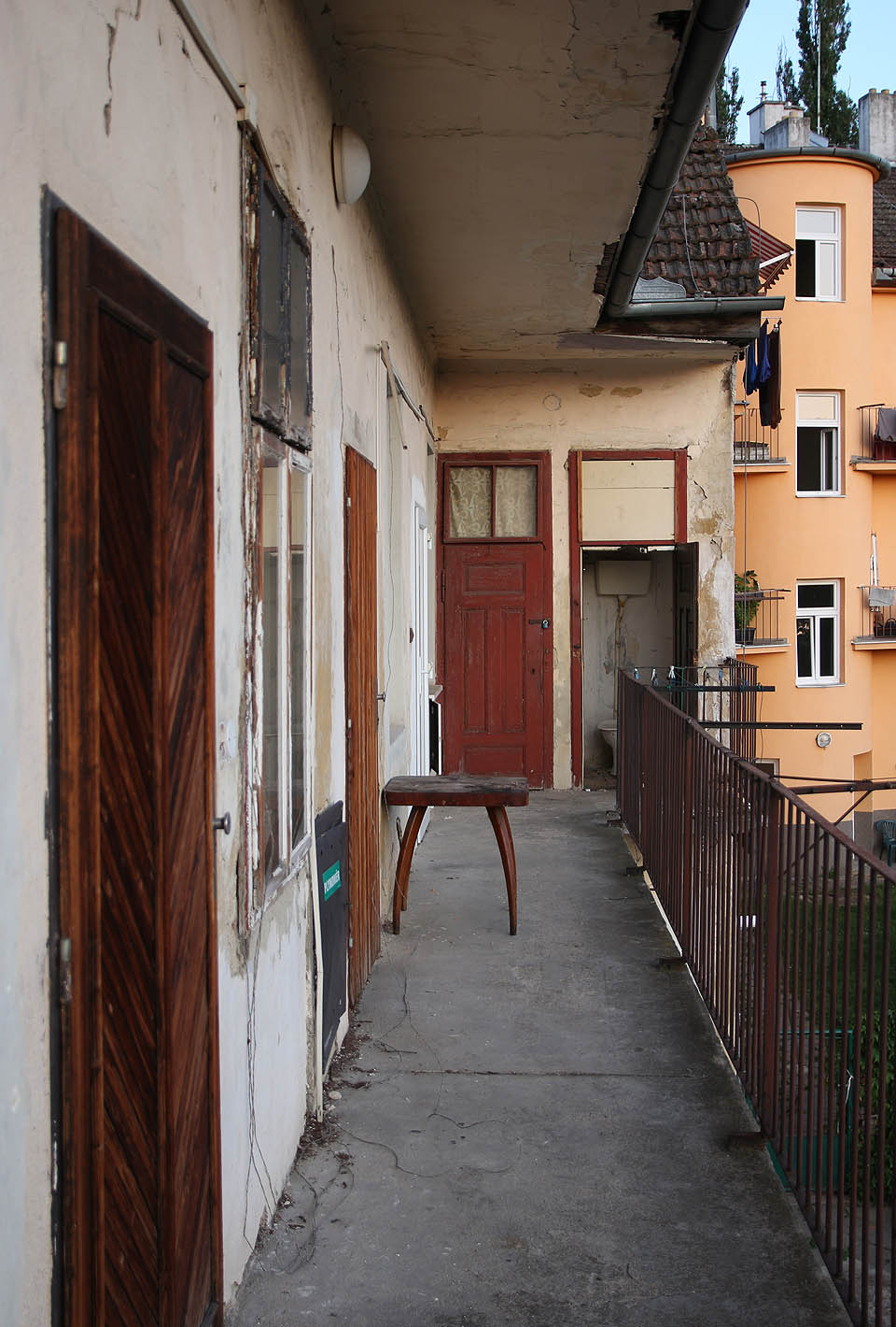 Ve standardní výbavě pavlačového domu nesměla chybět dvojice záchodů v prevétovém rizalitu na konci pavlače. Ve standardní výbavě pavlačového domu nesměla chybět dvojice záchodů v prevétovém rizalitu na konci pavlače.