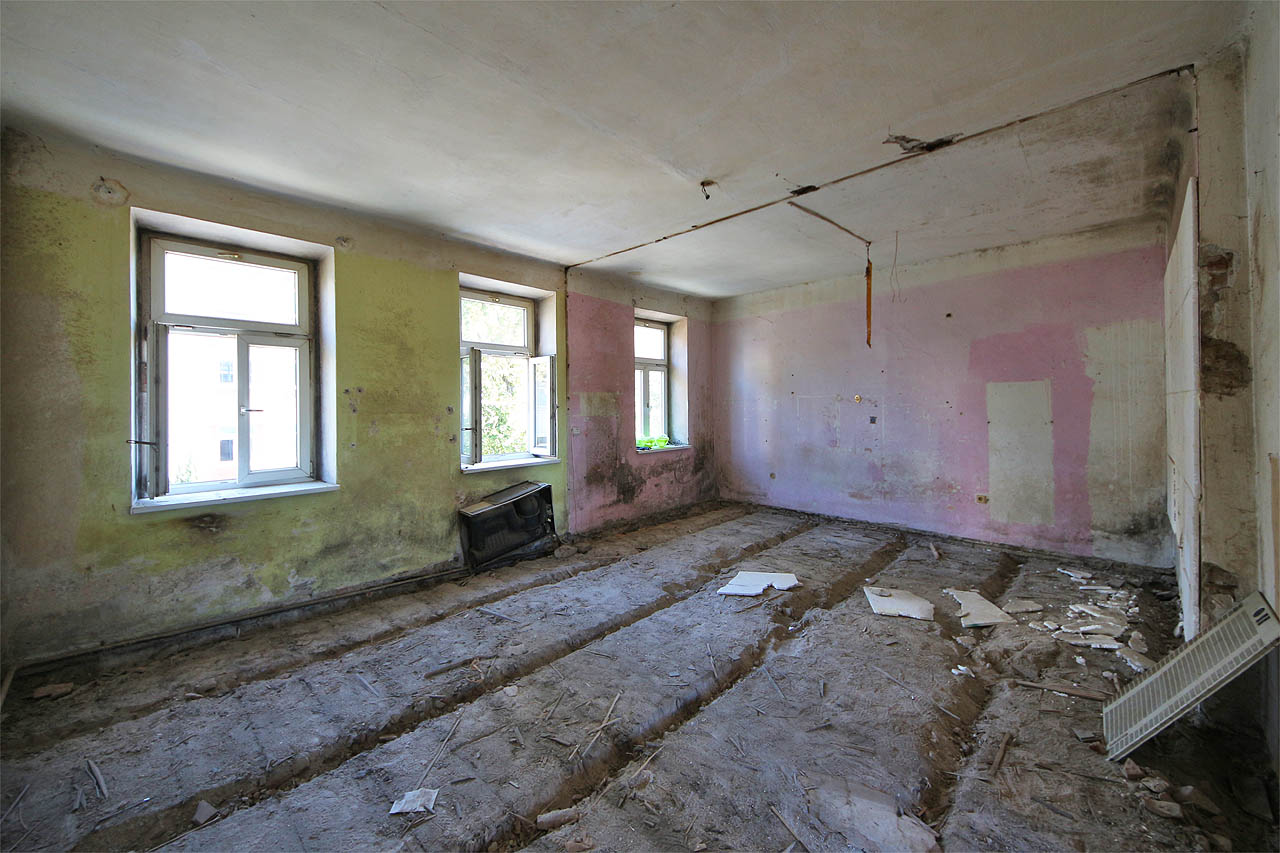 Nedostatek prostoru řešili obyvatelé ve 2. polovině 20. století spojováním dvojic bytů do relativně důstojných prostor. Nedostatek prostoru řešili obyvatelé ve 2. polovině 20. století spojováním dvojic bytů do relativně důstojných prostor.