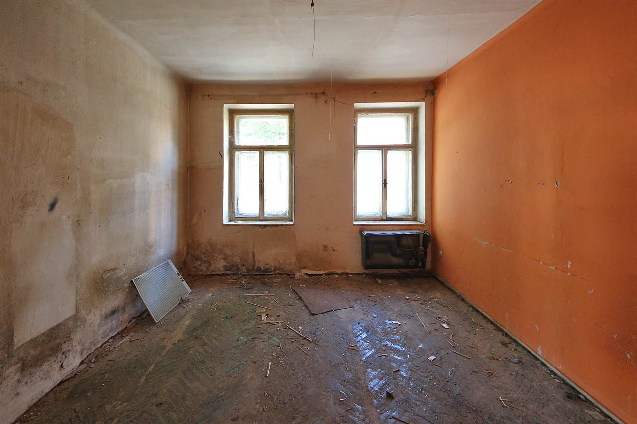 V jediném pokoji této velikosti obvykle žila celá rodina. Někdy čtyřčlenná, jindy třeba osmičlenná. V jediném pokoji této velikosti obvykle žila celá rodina. Někdy čtyřčlenná, jindy třeba osmičlenná.