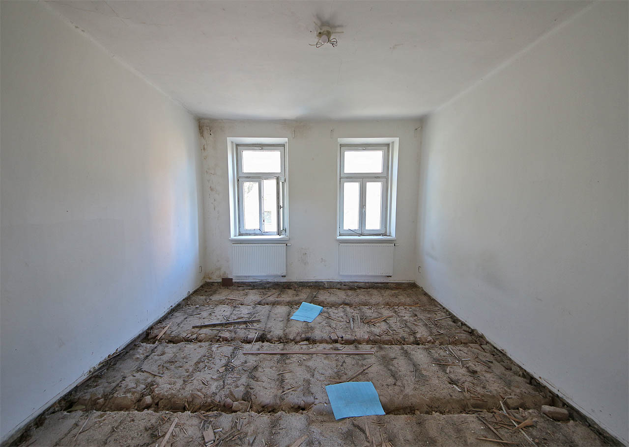 Pokud byt obývala dvojice bez dětí (ještě nebo už), případně vdova nebo vdovec, běžně pronajímali prostor k životu ještě dalším podnájemníkům. V extrémních případech dělníci v bytech spali dokonce na směny ve stejných postelích. Pokud byt obývala dvojice bez dětí (ještě nebo už), případně vdova nebo vdovec, běžně pronajímali prostor k životu ještě dalším podnájemníkům. V extrémních případech dělníci v bytech spali dokonce na směny ve stejných postelích.