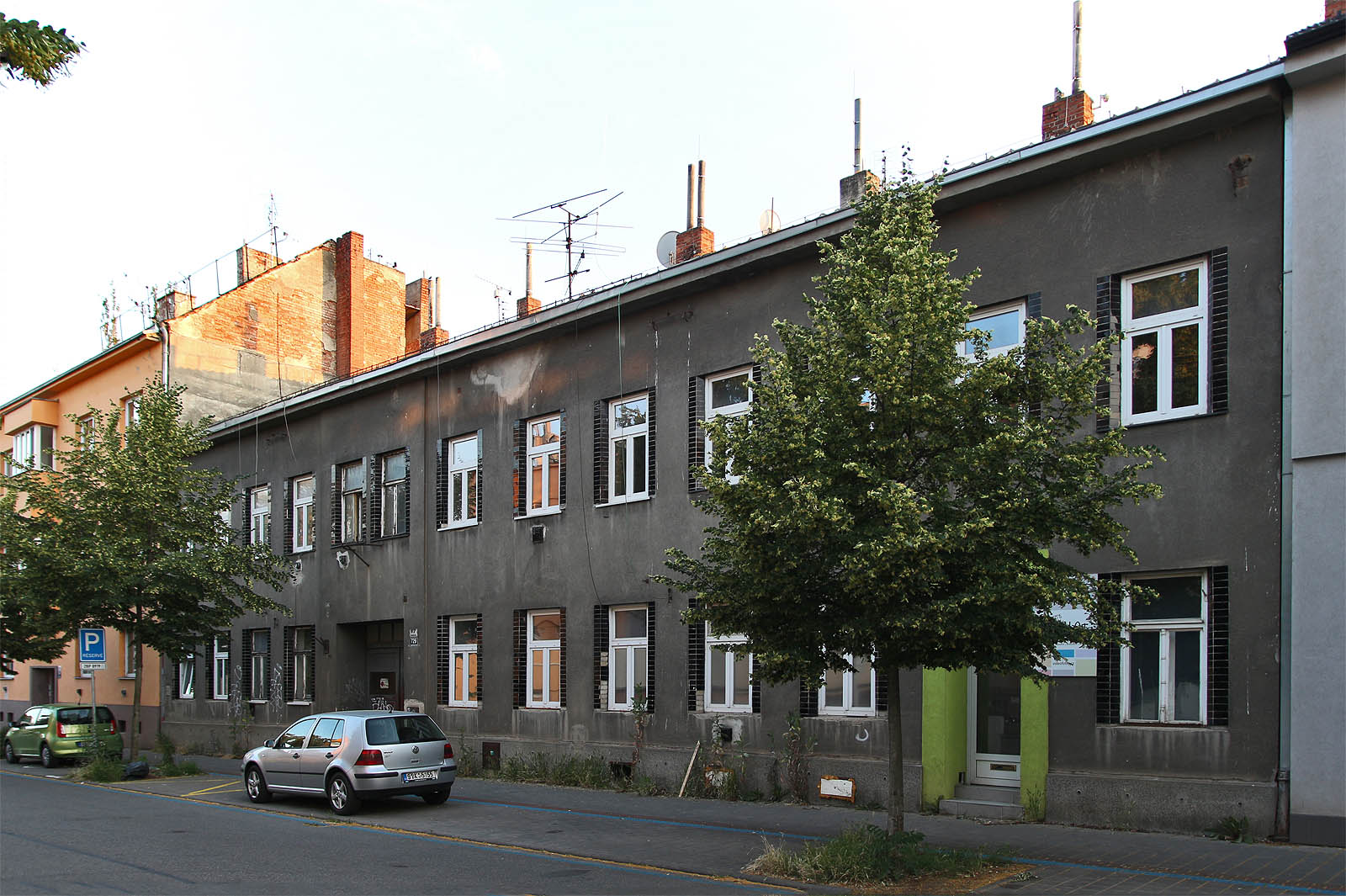 Svoji fasádou z ulice dělnický pavlačák poněkud klame. Druhotně byl ve 30. létech 20. století sjednocen omítkou i opaxitovými obklady oken s nárožním domem Šámalova 85 a jeho sourozenci Krokova 52 a 52a. Svoji fasádou z ulice dělnický pavlačák poněkud klame. Druhotně byl ve 30. létech 20. století sjednocen omítkou i opaxitovými obklady oken s nárožním domem Šámalova 85 a jeho sourozenci Krokova 52 a 52a.