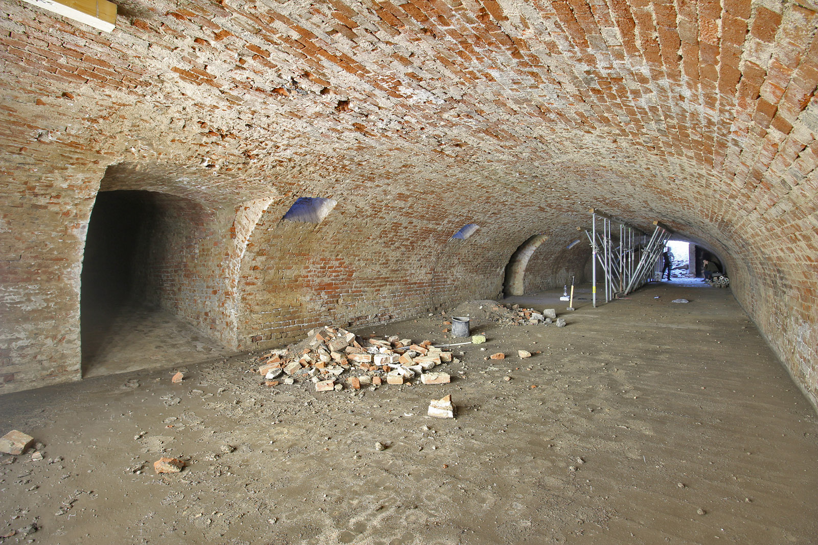 Vchody do dvou ze tří spojovacích chodeb, které dodnes vedou ke sklepům pod areálem VUT. Vchody do dvou ze tří spojovacích chodeb, které dodnes vedou ke sklepům pod areálem VUT.