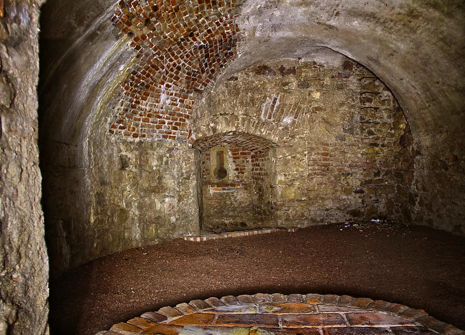 Nejzajímavějším prvkem sklepení někdejšího bastionu je kamenná střílna, nyní asi 4 m pod úrovní terénu. Samotná místnost má obloukový půdorys, ze kterého lze vytušit tvar bastionu vklíněného do zrušených brněnských hradeb. Nejzajímavějším prvkem sklepení někdejšího bastionu je kamenná střílna, nyní asi 4 m pod úrovní terénu. Samotná místnost má obloukový půdorys, ze kterého lze vytušit tvar bastionu vklíněného do zrušených brněnských hradeb.