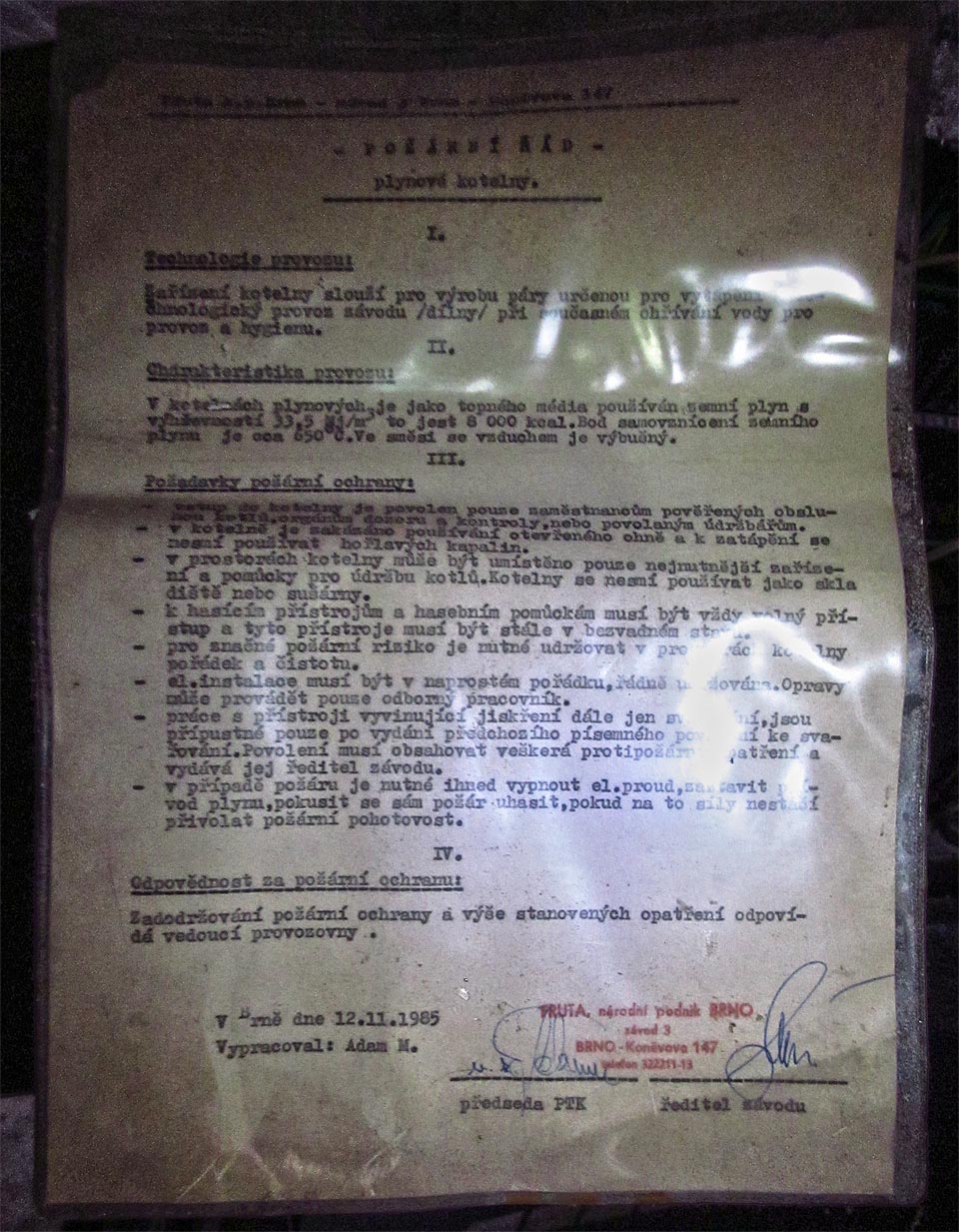 V roce 1985 byla ve sklepích nejblíže povrchu kotelna. Tehdy se tu ještě čile pracovalo. V roce 1985 byla ve sklepích nejblíže povrchu kotelna. Tehdy se tu ještě čile pracovalo.