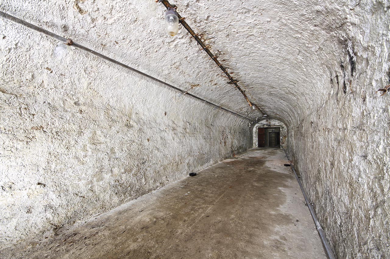 Původní hlavní vstup do podzemí byl tvořen chodbou tak širokou, že po ní mohl projet menší vůz se sudem piva. Původní hlavní vstup do podzemí byl tvořen chodbou tak širokou, že po ní mohl projet menší vůz se sudem piva.