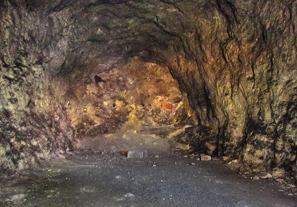V nejzazší části podzemní továrny na Stránské skále tak mohou šťastlivci spatřit kresby moderních jeskynních lidí. V nejzazší části podzemní továrny na Stránské skále tak mohou šťastlivci spatřit kresby moderních jeskynních lidí.