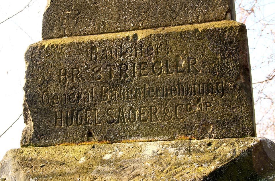 Společnost Hügel & Sager založená roku 1869 stavěla dráhy po celé rakousko-uherské monarchii, od Bosny až po Moravu. Dva úseky vlárské dráhy budovala pro StEG neboli soukromou Společnost státní dráhy. Společnost Hügel & Sager založená roku 1869 stavěla dráhy po celé rakousko-uherské monarchii, od Bosny až po Moravu. Dva úseky vlárské dráhy budovala pro StEG neboli soukromou Společnost státní dráhy.