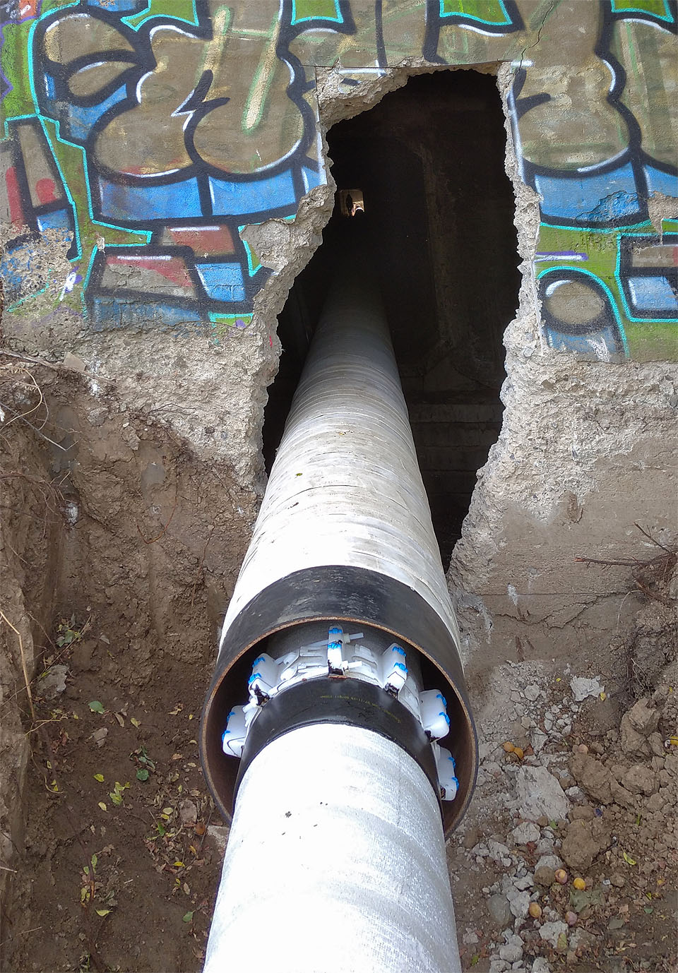 Chránička o větším průměru ukrývá rouru DN 300, tedy o průměru 30 cm, uloženou v distanční objímce TR s ložisky, která umožňují vzájemný podélný pohyb při zasouvání. Chránička o větším průměru ukrývá rouru DN 300, tedy o průměru 30 cm, uloženou v distanční objímce TR s ložisky, která umožňují vzájemný podélný pohyb při zasouvání.