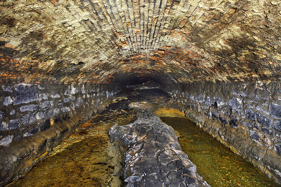 Tunel pod kolejištěm je poměrně nízký, dosahuje sotva 2 metry. Nicméně původní hloubku lze odhadovat jen podle podstavy kamenných stěn, podlaha je dávno zanesena olejnatými nánosy a bahnem. Tunel pod kolejištěm je poměrně nízký, dosahuje sotva 2 metry. Nicméně původní hloubku lze odhadovat jen podle podstavy kamenných stěn, podlaha je dávno zanesena olejnatými nánosy a bahnem.