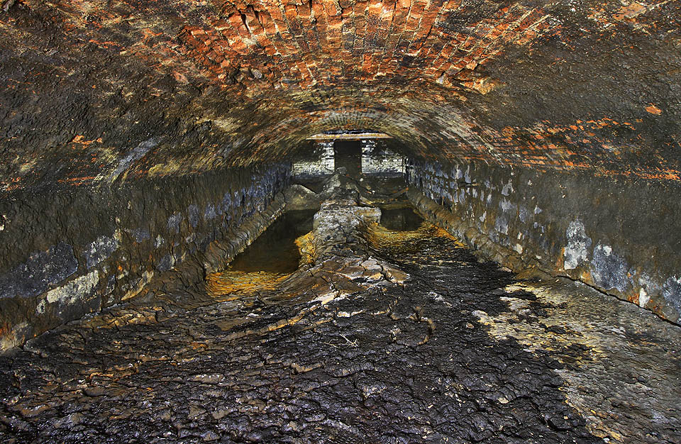 Pohled zpět ke vstupnímu otvoru na východní straně. Pokud by stavba měla původně sloužit jako tunel, pravděpodobně by nebyla široká chodba přístupná jen úzkými dveřmi. Pohled zpět ke vstupnímu otvoru na východní straně. Pokud by stavba měla původně sloužit jako tunel, pravděpodobně by nebyla široká chodba přístupná jen úzkými dveřmi.
