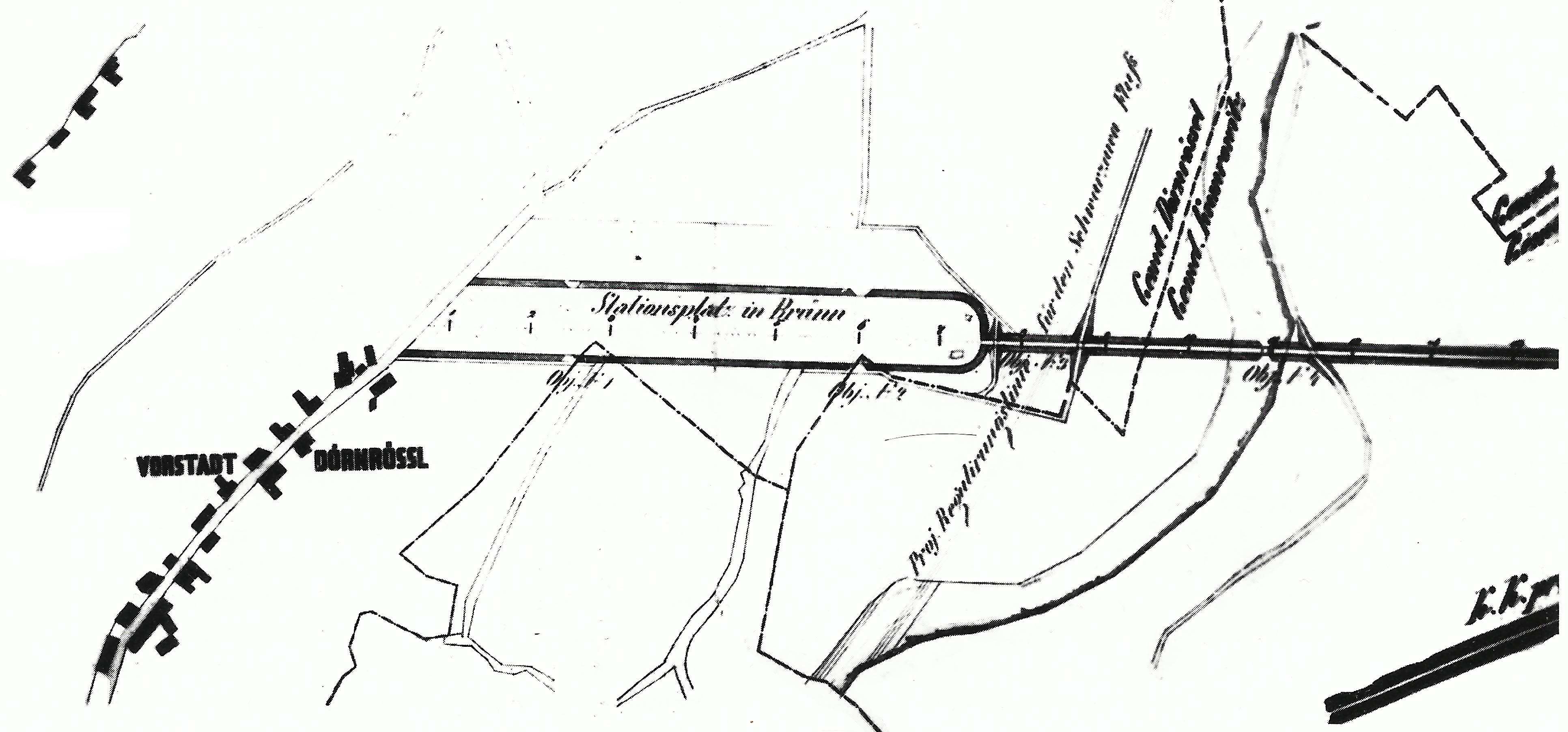 Situační plánek Rosického nádraží z roku 1853. Součástí stavby stanice bylo napřímení toku Svratky, most přes řeku (objekt F4) a podle dobových pramenů také vybudování blíže nespecifikovaných drenážních prací (propustek?). Od západu (na plánku zespodu) vedou k nádraží cesty k místům označeným jako objekty F1 a F2, velmi přibližně odpovídající předpokládanému a známému místzu vstupu do chodeb pod nádražím. Plánek byl převzat z knihy 150 let železnice z Brna do Zastávky (citace níže). Situační plánek Rosického nádraží z roku 1853. Součástí stavby stanice bylo napřímení toku Svratky, most přes řeku (objekt F4) a podle dobových pramenů také vybudování blíže nespecifikovaných drenážních prací (propustek?). Od západu (na plánku zespodu) vedou k nádraží cesty k místům označeným jako objekty F1 a F2, velmi přibližně odpovídající předpokládanému a známému místzu vstupu do chodeb pod nádražím. Plánek byl převzat z knihy 150 let železnice z Brna do Zastávky (citace níže).