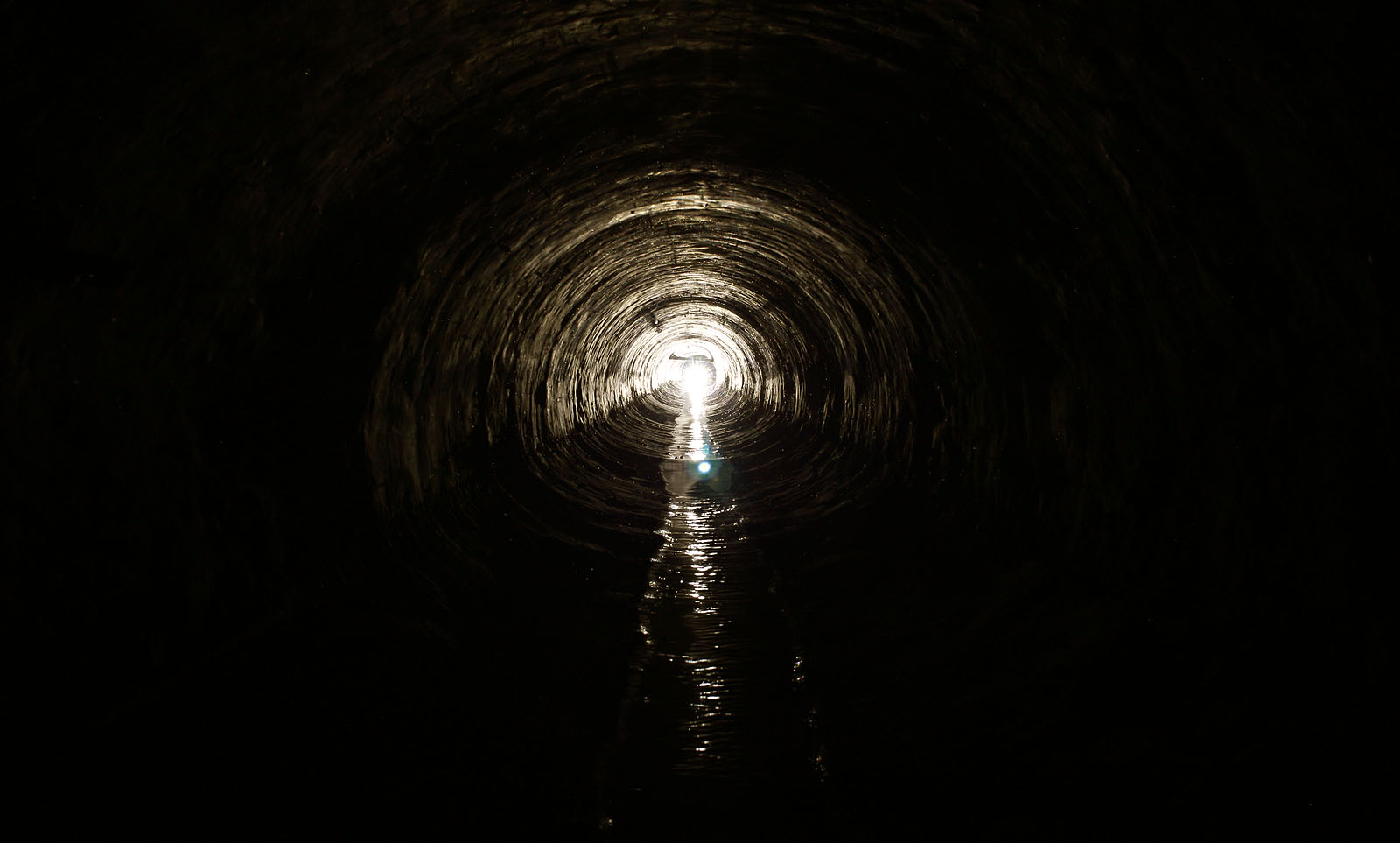 Tak vypadá pohled na prostřední tunel Ivanovického potoka proti světlu pátračovy baterky. Tak vypadá pohled na prostřední tunel Ivanovického potoka proti světlu pátračovy baterky.