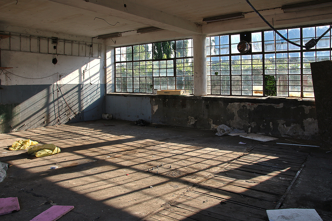 Svým pojetím garáže dobře zapadají do architektury konce 40. let 20. století, tady se žádné záhadné přestavby nekonaly, pouze tři čtvrtě století poctivé práce. Svým pojetím garáže dobře zapadají do architektury konce 40. let 20. století, tady se žádné záhadné přestavby nekonaly, pouze tři čtvrtě století poctivé práce.