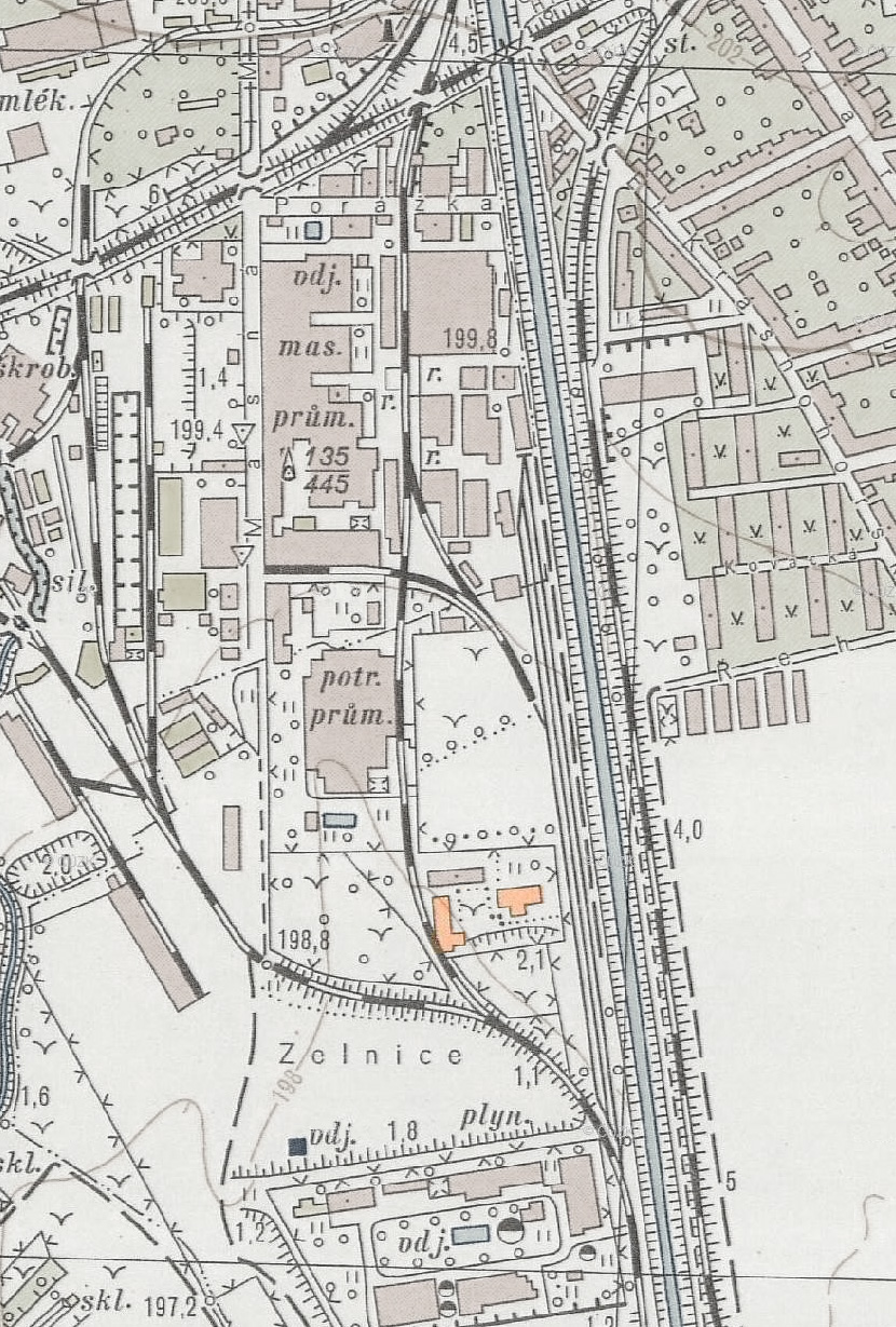Na vojenské mapě z roku 1967 je dobře patrná hlavní budova areálu a západní křídlo dvorního traktu tvořené vyššími garážemi (světle zvýrazněno), včetně zkoseného rohu, který ustoupil prodloužení vlečky směrem k plynárně Technoplyn (později Linde) na jihu. Na vojenské mapě z roku 1967 je dobře patrná hlavní budova areálu a západní křídlo dvorního traktu tvořené vyššími garážemi (světle zvýrazněno), včetně zkoseného rohu, který ustoupil prodloužení vlečky směrem k plynárně Technoplyn (později Linde) na jihu.