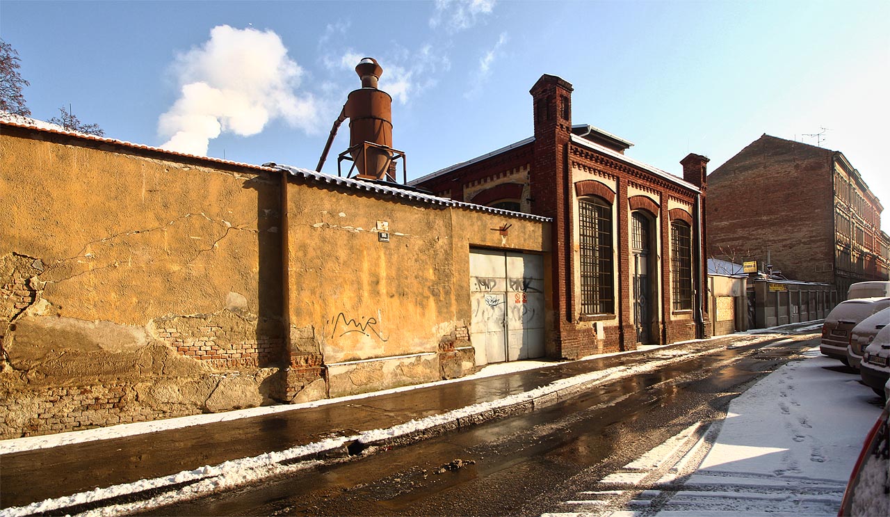 Tehdejší Offermannova, dnes Vlhká ulice, v roce 1882 teprve vznikala v zadních traktech domů na Kolišti, za říčkou Ponávkou, která tudy po staletí protékala (v roce 1899 byla zakanalizována do tunelu a v roce 1993 definitivně odkloněna do Cacovic). Tehdejší Offermannova, dnes Vlhká ulice, v roce 1882 teprve vznikala v zadních traktech domů na Kolišti, za říčkou Ponávkou, která tudy po staletí protékala (v roce 1899 byla zakanalizována do tunelu a v roce 1993 definitivně odkloněna do Cacovic).