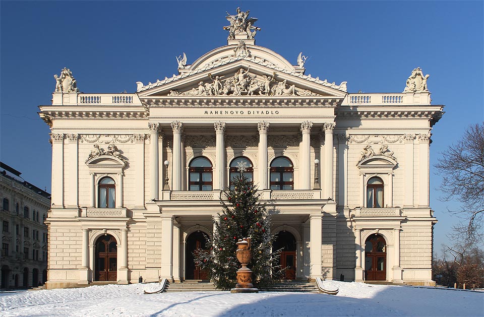 Německé městské divadlo v Brně (dnes staré neboli Mahenovo divadlo jako součást Národního divadla v Brně) vystavěné v letech 1881 až 1882 podle návrhu architektů Fellnera a Helmera (architekti divadel mj. ve Lvově, Liberci, Oděse, Szegédu, Budapešti, Iaşi, Salcburku, Vídni, Mladé Boleslavi, Praze, Černovicích, Salzburgu, Štýrském Hradci, Rijece, Curychu či Bratislavě) bylo jednou z prvních budov na světě osvětlených žárovkami. Německé městské divadlo v Brně (dnes staré neboli Mahenovo divadlo jako součást Národního divadla v Brně) vystavěné v letech 1881 až 1882 podle návrhu architektů Fellnera a Helmera (architekti divadel mj. ve Lvově, Liberci, Oděse, Szegédu, Budapešti, Iaşi, Salcburku, Vídni, Mladé Boleslavi, Praze, Černovicích, Salzburgu, Štýrském Hradci, Rijece, Curychu či Bratislavě) bylo jednou z prvních budov na světě osvětlených žárovkami.