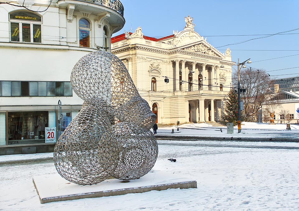 Průkopnickou éru, jakož i Edisonův projekt osvětlení divadla žárovkami připomíná na Malinovského náměstí před divadlem od roku 2010 socha brněnského autora Tomáše Medka. Žárovky denně obdivují tisíce lidí, na elektrárnu, která jim dodávala potřebný proud, skrytou o pár desítek metrů dál v tenatách Druhého Brna, si však dnes už nikdo nevzpomene… Průkopnickou éru, jakož i Edisonův projekt osvětlení divadla žárovkami připomíná na Malinovského náměstí před divadlem od roku 2010 socha brněnského autora Tomáše Medka. Žárovky denně obdivují tisíce lidí, na elektrárnu, která jim dodávala potřebný proud, skrytou o pár desítek metrů dál v tenatách Druhého Brna, si však dnes už nikdo nevzpomene…