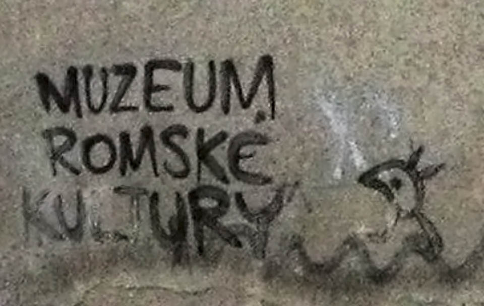 Rodinný dům na rohu Jeronýmovy a Životského ulice v Brně získal kdysi podle trefně nasprejovaného nápisu lidovou přezdívku „muzeum romské kultury“. Rodinný dům na rohu Jeronýmovy a Životského ulice v Brně získal kdysi podle trefně nasprejovaného nápisu lidovou přezdívku „muzeum romské kultury“.