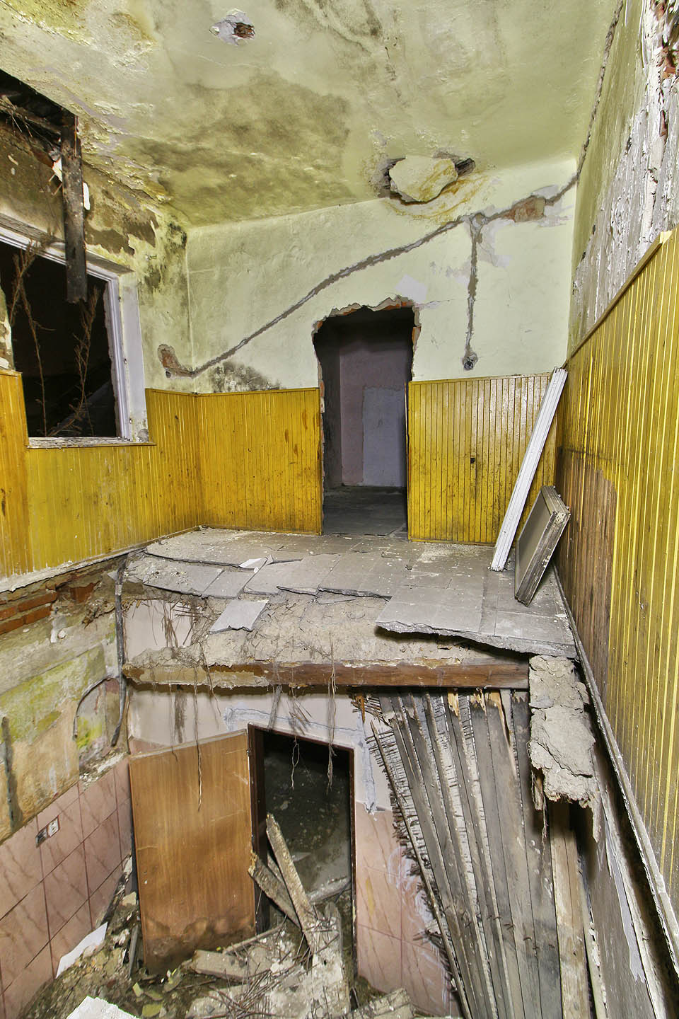 Trakt obrácený do Jeronýmovy ulice ovšem silně utrpěl zanedbaností domu. Alespoň může posloužit jako pomůcka pro pochopení konstrukce tehdejších stropů. Trakt obrácený do Jeronýmovy ulice ovšem silně utrpěl zanedbaností domu. Alespoň může posloužit jako pomůcka pro pochopení konstrukce tehdejších stropů.
