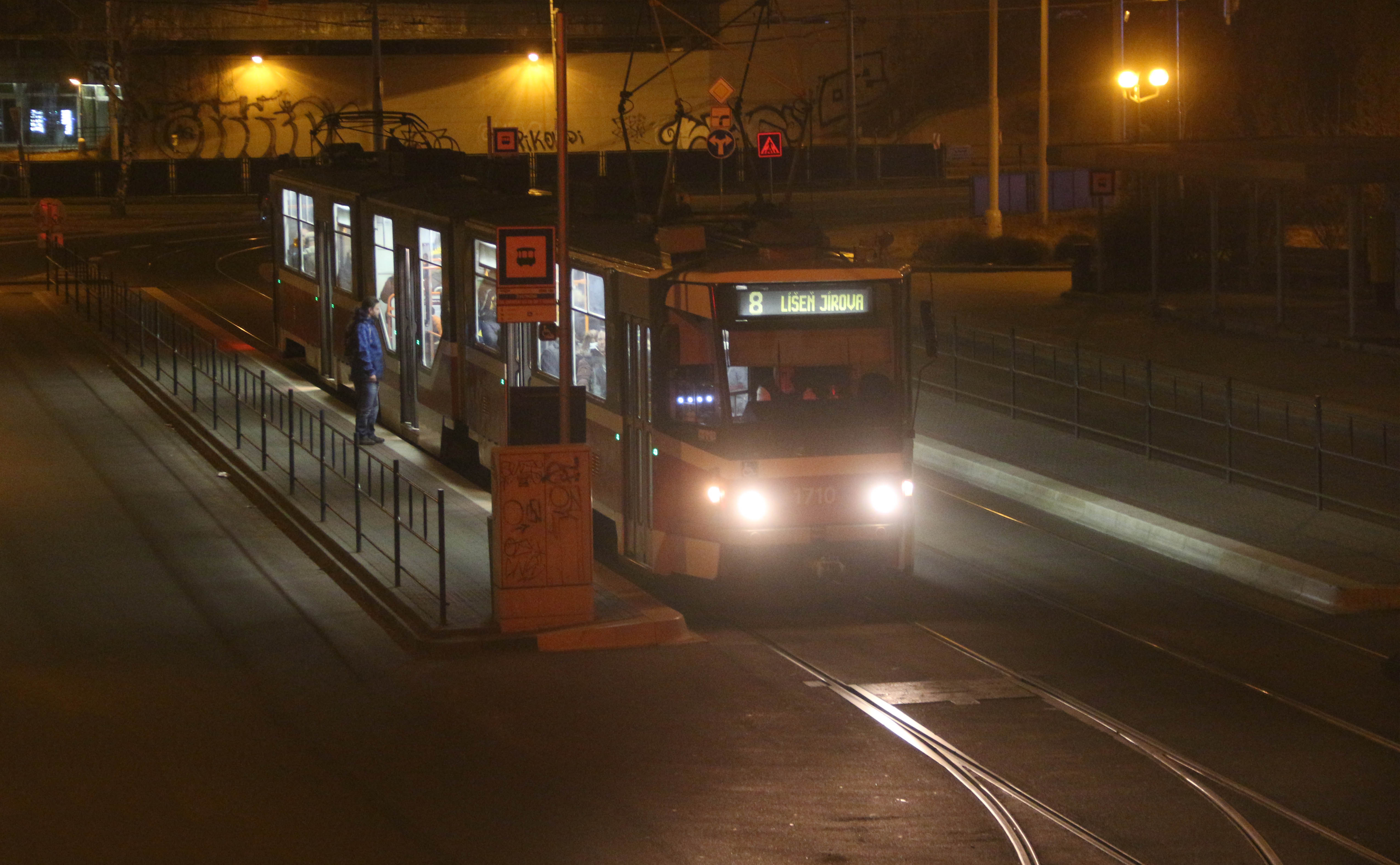 Z okna lze pozorovat třeba poslední noční tramvaj osmičku, která už ani nedojede na konečnou a vysadí poslední cestující na Jírově, kde přenocuje do rána. Z okna lze pozorovat třeba poslední noční tramvaj osmičku, která už ani nedojede na konečnou a vysadí poslední cestující na Jírově, kde přenocuje do rána.