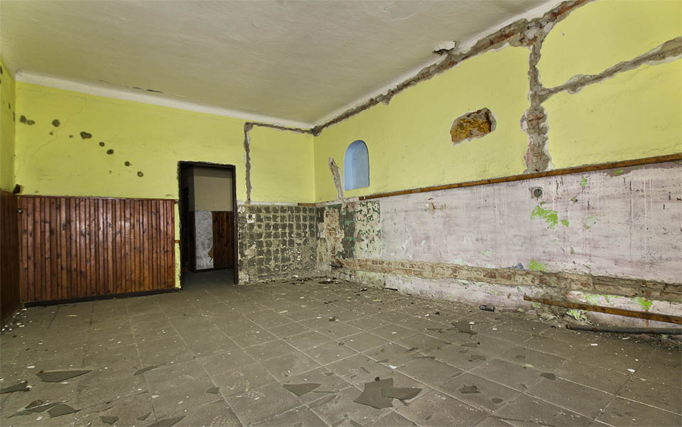 Pravděpodobně kuchyně velkého bytu v horním patře domu s roztomilou nikou třeba na svatou sošku. Pravděpodobně kuchyně velkého bytu v horním patře domu s roztomilou nikou třeba na svatou sošku.