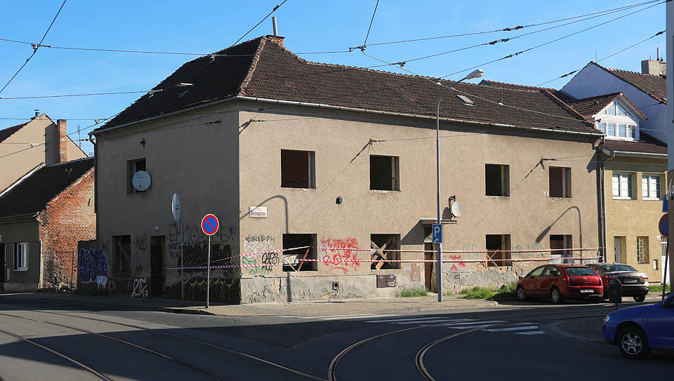 V roce 2018 započala demolice domu následována novou výstavbou, která nároží ulic vrátí opět jeho ztracenou důstojnost. V roce 2018 započala demolice domu následována novou výstavbou, která nároží ulic vrátí opět jeho ztracenou důstojnost.