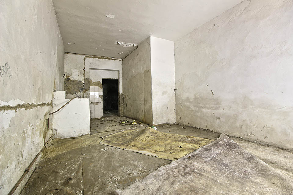 Původně šlo o dům s více miniaturními byty o jedné či dvou místnostech, ve kterých mohlo bydlet hned několik dělnických rodin. Původně šlo o dům s více miniaturními byty o jedné či dvou místnostech, ve kterých mohlo bydlet hned několik dělnických rodin.