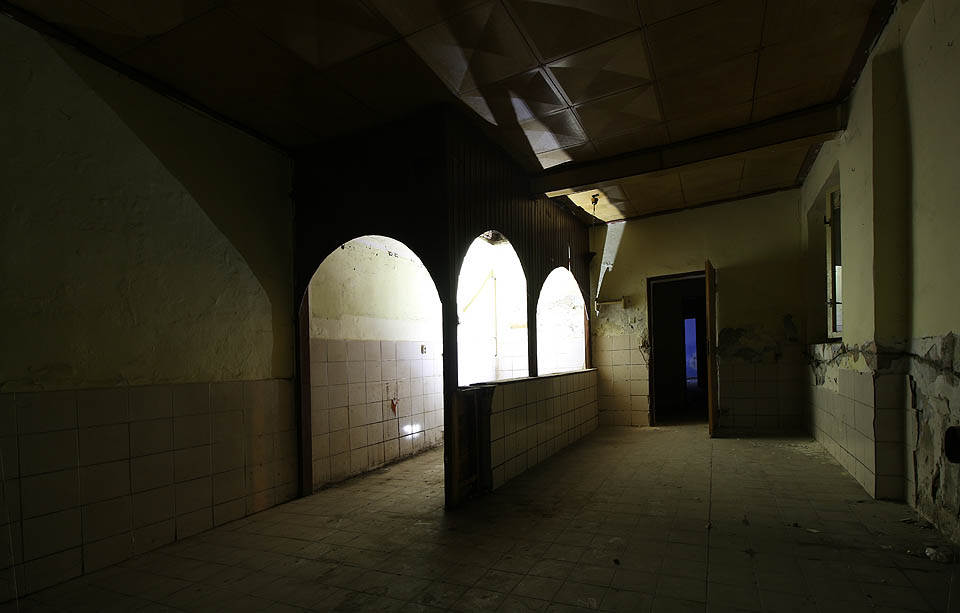 Při vhodném osvětlení může dlouho opuštěný prostor vyvolávat lehce sakrální pocity. Při vhodném osvětlení může dlouho opuštěný prostor vyvolávat lehce sakrální pocity.