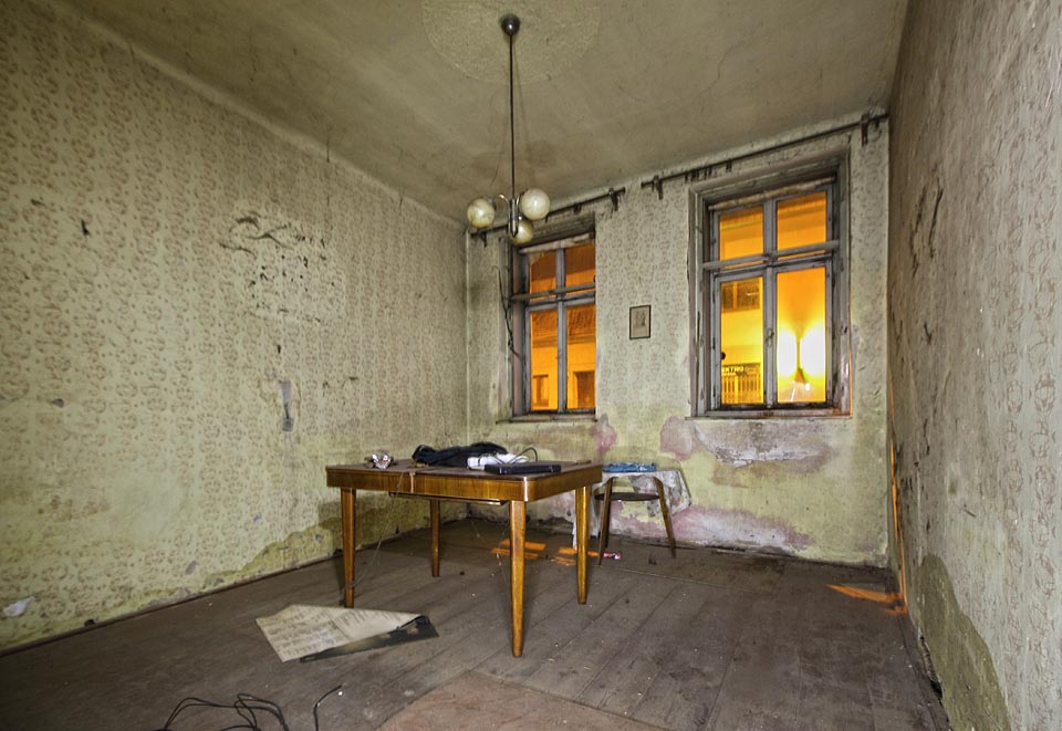 Hlavní pokoj v době před poničením domu. Hlavní pokoj v době před poničením domu.