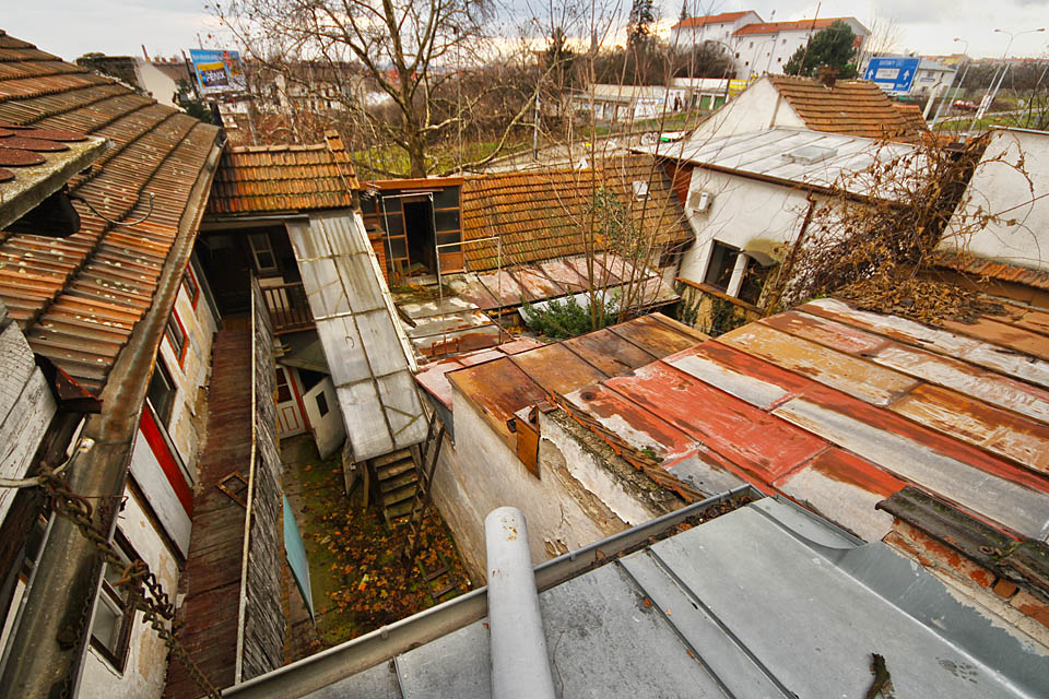 Jako jediným disponuje dům č. 71 pavlačí, ke které vedou strmé schůdky se střechou z drátoskla. Jeho dvorek působí správně maloměstským dojmem. Jako jediným disponuje dům č. 71 pavlačí, ke které vedou strmé schůdky se střechou z drátoskla. Jeho dvorek působí správně maloměstským dojmem.