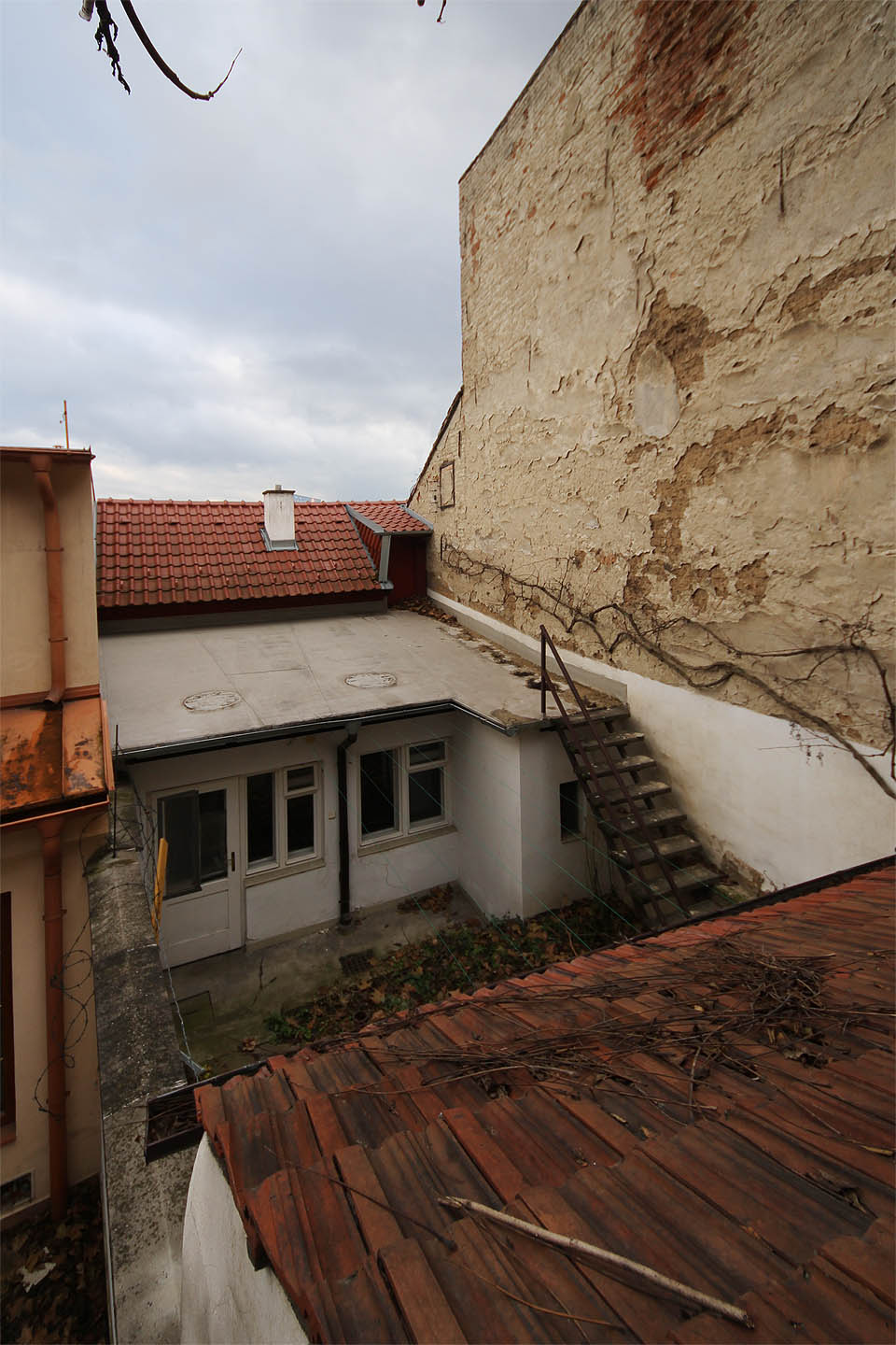Vlastní půdorys domku je nejmenší z celé kolonie, prostor k životu trošku zachraňuje dvorní přístavba s plochou střechou, která dobře poslouží také jako letní terasa. Po zdi sousedního domu č. 71 se plazí šlahouny hroznového vína. Vlastní půdorys domku je nejmenší z celé kolonie, prostor k životu trošku zachraňuje dvorní přístavba s plochou střechou, která dobře poslouží také jako letní terasa. Po zdi sousedního domu č. 71 se plazí šlahouny hroznového vína.