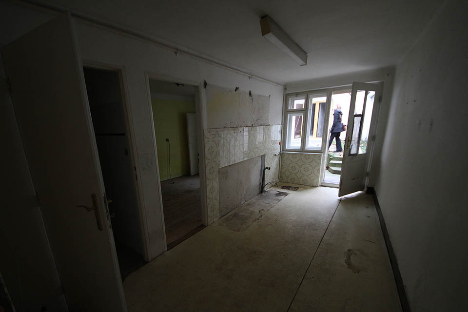 Stejně jako ostatní domky, byl i dům č. 73 na konci roku 2017 vyklizen a uvnitř není nic zvlášť zajímavého. Stejně jako ostatní domky, byl i dům č. 73 na konci roku 2017 vyklizen a uvnitř není nic zvlášť zajímavého.