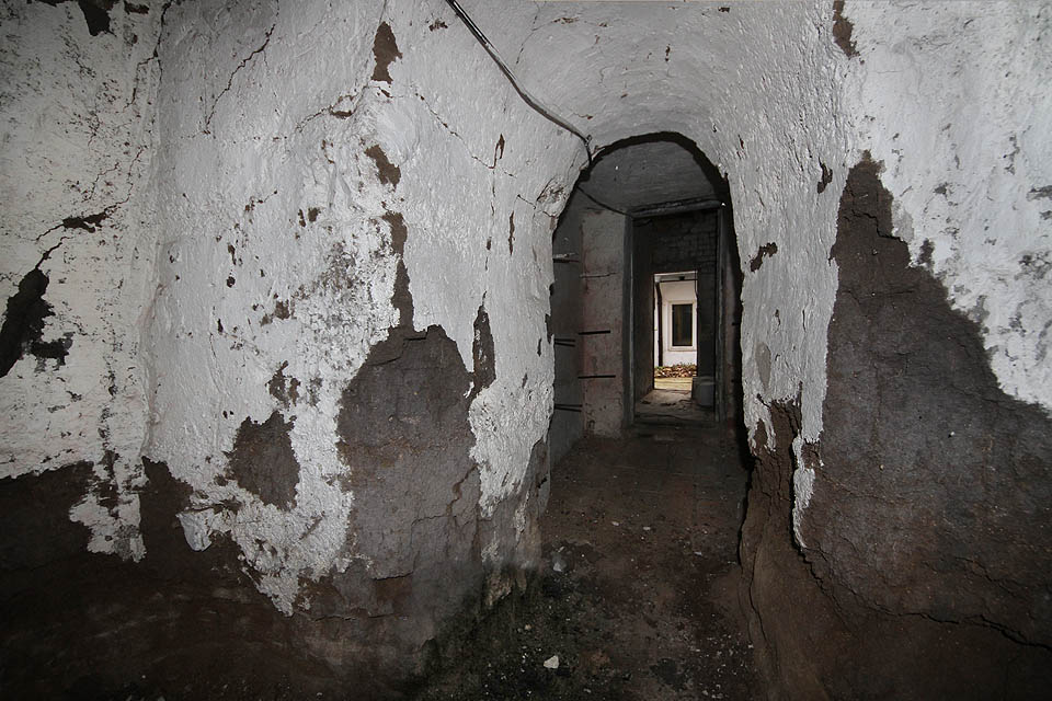 Dům č. 73 má pravděpodobně ze všech nejzajímavější sklepy. Několik postupně vyražených místností za sebou přopomíná korálky na provázku. Dům č. 73 má pravděpodobně ze všech nejzajímavější sklepy. Několik postupně vyražených místností za sebou přopomíná korálky na provázku.