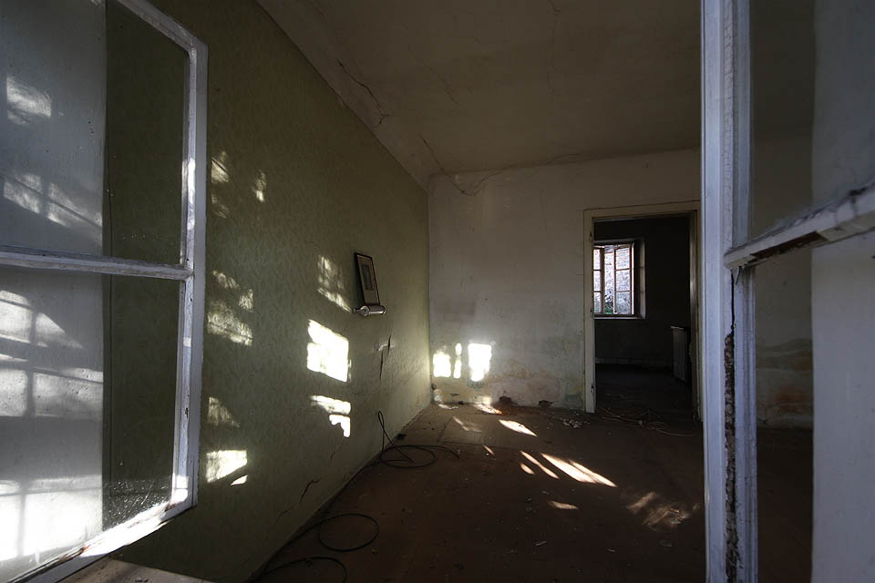 Jako mlčenlivé memento zůstala v obývacím pokoji opuštěného domu nad futuristickou lampičkou fotografie jeho někdejších obyvatel a snad i majitelů. Co by asi na současný stav řekli, kdyby byli naživu? Jako mlčenlivé memento zůstala v obývacím pokoji opuštěného domu nad futuristickou lampičkou fotografie jeho někdejších obyvatel a snad i majitelů. Co by asi na současný stav řekli, kdyby byli naživu?