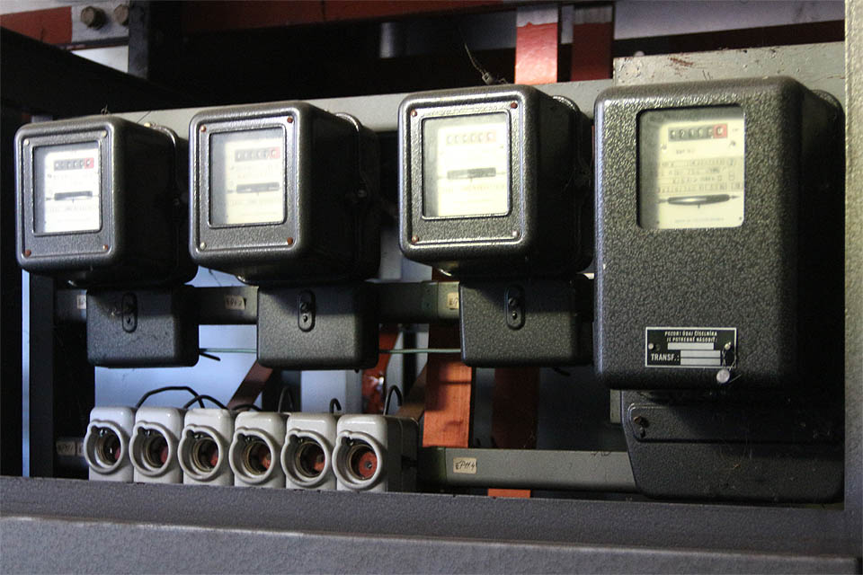 Elektroměrů, pojistkových patic, jističů a spínačů se tu nachází ve stísněném prostoru neuvěřitelné množství. Elektroměrů, pojistkových patic, jističů a spínačů se tu nachází ve stísněném prostoru neuvěřitelné množství.