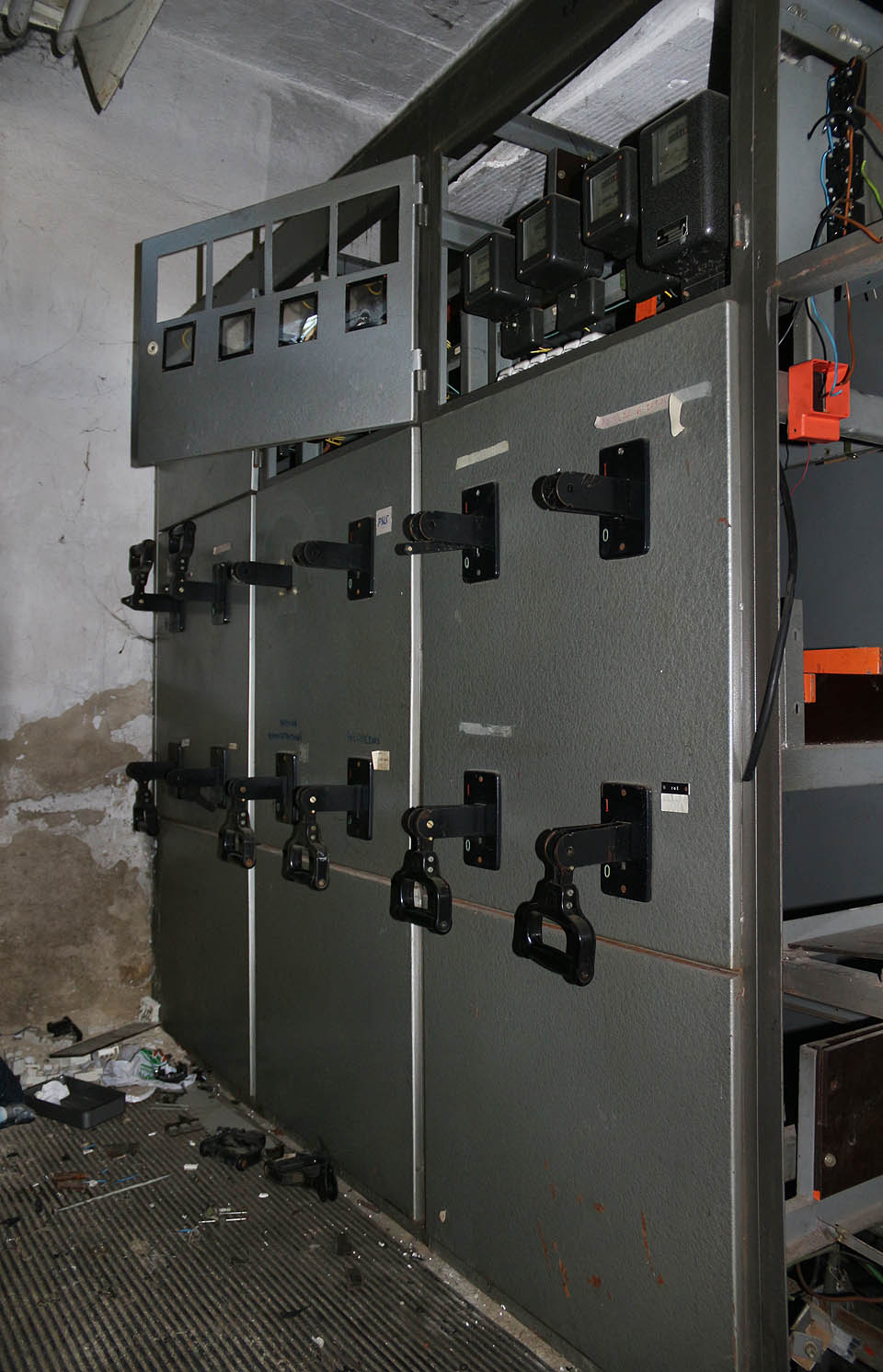 Odtud bylo lze ovládat přísun elektřiny do jednotlivých částí Krasu. Dnes je rozvodna jaksi bez užitku a čeká na svoji demolici. Odtud bylo lze ovládat přísun elektřiny do jednotlivých částí Krasu. Dnes je rozvodna jaksi bez užitku a čeká na svoji demolici.