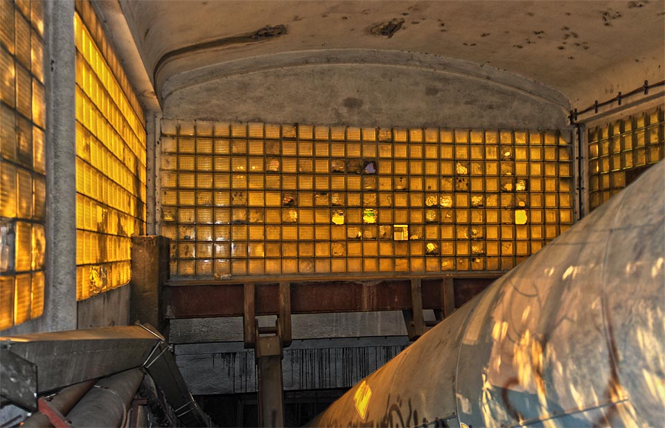 Typická architektury konce 50. lt 20. století je z okolních drážních staveb znát. Luxfery nad schodištěm jsou totožné jako na paralelním jižním podchodu nebo podchodu v nedaleké stanici Brno-Židenice. Typická architektury konce 50. lt 20. století je z okolních drážních staveb znát. Luxfery nad schodištěm jsou totožné jako na paralelním jižním podchodu nebo podchodu v nedaleké stanici Brno-Židenice.