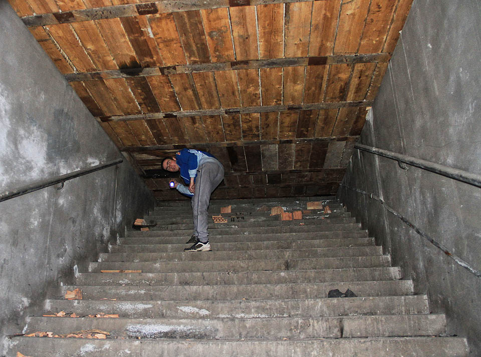…ani tudy se člověk daleko nedostane. Východ z podchodu je na povrchu zabetonován a využit jako sklad. …ani tudy se člověk daleko nedostane. Východ z podchodu je na povrchu zabetonován a využit jako sklad.