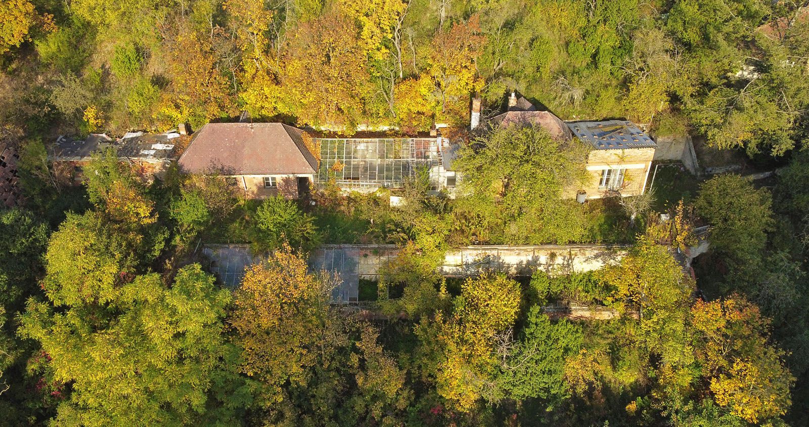 Zleva shora chlévy, hospodářská budova (zřejmě dílna a sklad), horní skleník, obytná budova s přístavbou (později možná jen zázemí zahradnictví), dole na poloviny rozdělený dolní skleník v dezolátním stavu. Zleva shora chlévy, hospodářská budova (zřejmě dílna a sklad), horní skleník, obytná budova s přístavbou (později možná jen zázemí zahradnictví), dole na poloviny rozdělený dolní skleník v dezolátním stavu.
